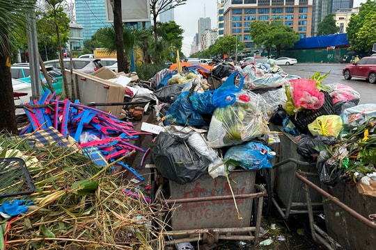 Phố Dương Đình Nghệ (Phường Yên Hoà, Hà Nội): Bao giờ hết cảnh tập kết rác tự phát gây ảnh hưởng môi trường sống?