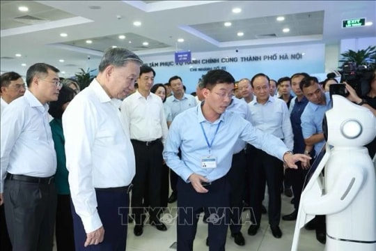 Party chief inspects operations of two-tier local administration model in Hanoi