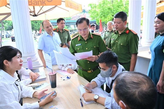 Thứ trưởng Bộ Công an Nguyễn Văn Long kiểm tra công tác bảo đảm dịch vụ công tại Hà Nội và Phú Thọ