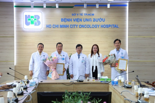 Khen thưởng hai bác sĩ cấp cứu kịp thời bé gái bị hạ canxi máu trên máy bay