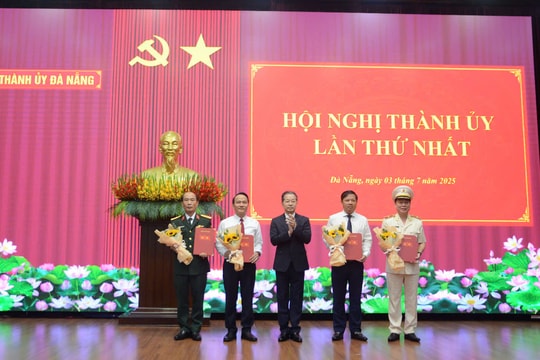 Đà Nẵng công bố các quyết định về tổ chức và cán bộ.