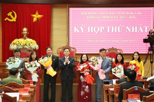 Xây dựng nền hành chính gần dân, phục vụ Nhân dân