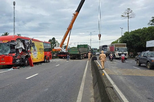 Xe khách va chạm ô tô đầu kéo trên quốc lộ 1 qua Quảng Trị, 2 người bị thương