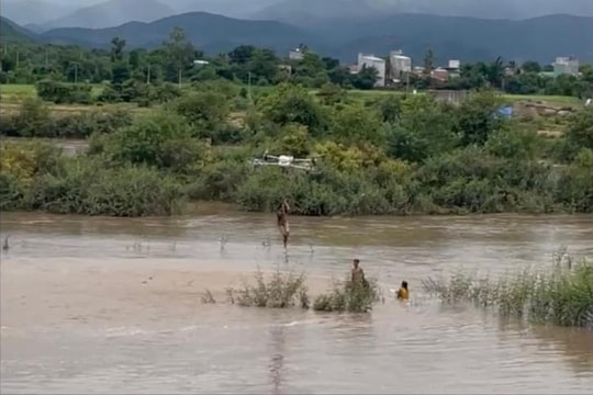 Gia Lai: Dùng máy bay không người lái cứu 2 cháu bé giữa dòng nước xiết
