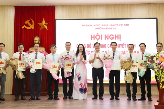 Hà Nội: Phường Hồng Hà công bố, trao quyết định về công tác cán bộ