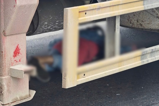 Hà Nội: Va chạm giữa tải và xe máy tại đường Hồ Tùng Mậu, một phụ nữ nguy kịch