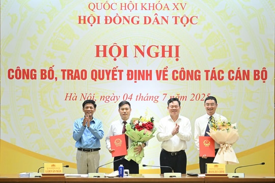 Chủ tịch Hội đồng Dân tộc Lâm Văn Mẫn dự Lễ trao quyết định về công tác cán bộ của Vụ Dân tộc