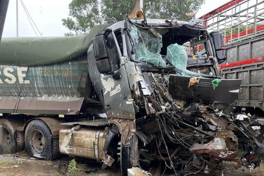 Quảng Trị: Tai nạn giao thông khiến tuyến đường Hồ Chí Minh ách tắc cục bộ