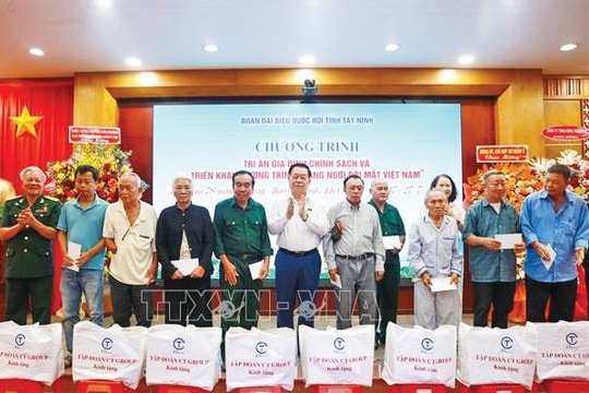 Trưởng Ban Tuyên giáo và Dân vận Trung ương Nguyễn Trọng Nghĩa tặng quà gia đình chính sách tại Tây Ninh​