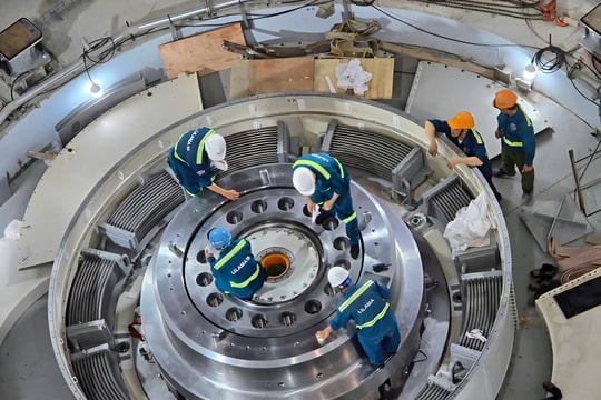Hạ đặt thành công Rotor tổ máy số 1 dự án thủy điện Hòa Bình mở rộng