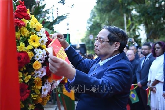 Thủ tướng Phạm Minh Chính dâng hoa tại Biển kỷ niệm Chủ tịch Hồ Chí Minh ở Rio de Janeiro