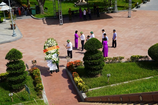 Phó Thủ tướng Chính phủ Nguyễn Chí Dũng tri ân các Anh hùng liệt sĩ tại Quảng Trị