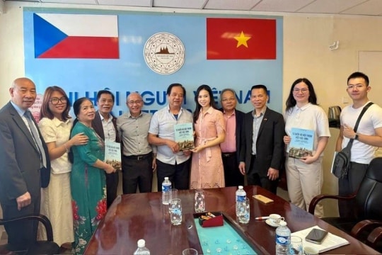 Summer Vietnamese language class opens in Prague with strong community support
