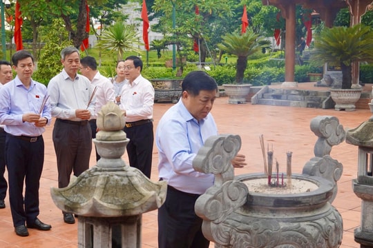 Đoàn ĐBQH tỉnh Quảng Trị dâng hương tưởng niệm Bác Hồ và các Anh hùng liệt sĩ