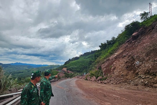 Quảng Trị: Sạt lở đường Quốc lộ 15D đi cửa khẩu La Lay bị ách tắc
