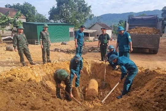 Nghệ An: Phát hiện quả bom 350kg còn nguyên kíp nổ khi đang cải tạo vườn