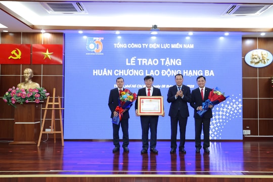 EVNSPC đón Huân chương Lao động hạng Ba, đẩy mạnh chuyển đổi và sắp xếp bộ máy