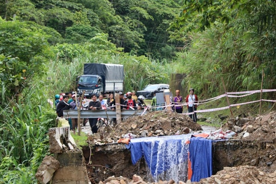 Nghệ An: Hàng chục điểm sạt lở trên Quốc lộ 16, giao thông đi lại khó khăn