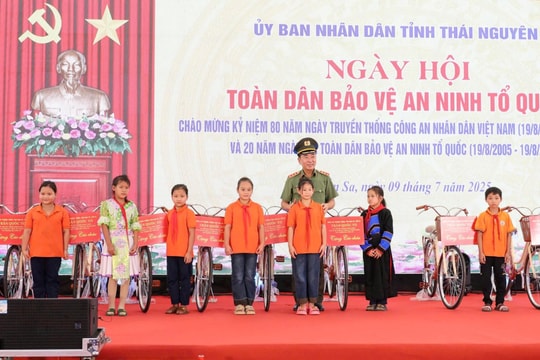 Thứ trưởng Bộ công an Trần Quốc Tỏ dự Ngày hội Toàn dân bảo vệ an ninh Tổ quốc tại Thái Nguyên