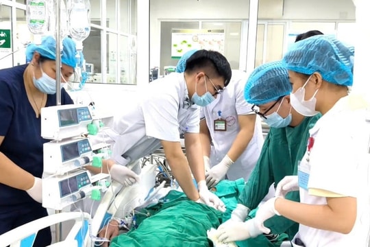 Nam bệnh nhân ở Hà Nội phải lọc máu liên tục sau khi ăn tiết canh, lòng lợn