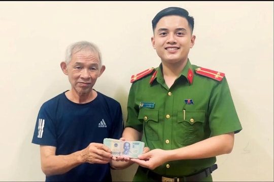 Nhặt được hơn 8 triệu đồng, Bí thư chi bộ thôn tìm trả người đánh rơi