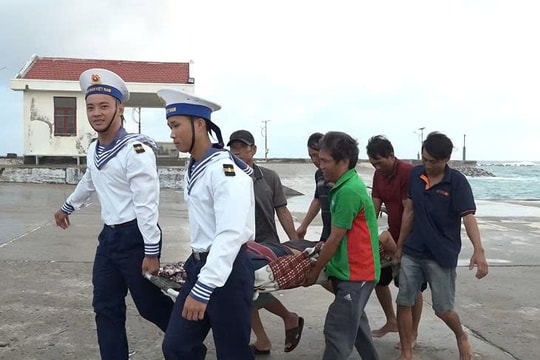 Lực lượng quân y đảo Song Tử Tây kịp thời cứu chữa ngư dân bị chấn thương nghiêm trọng trên biển