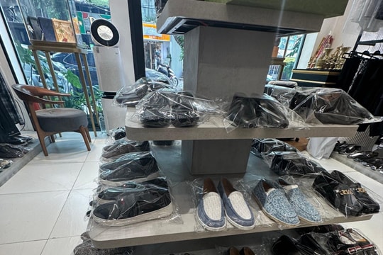 Thâm nhập chuỗi cửa hàng 24Cara bán hàng hiệu LV, Hermes, Gucci... theo kiểu "bóc sẵn seal", không xuất hoá đơn, khách mua chuyển tiền vào tài khoản cá nhân