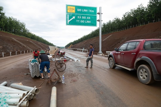 CSGT Quảng Trị: Phát cảnh báo “nóng” khuyến cáo người và phương tiện tham gia giao thông trên cao tốc Cam Lộ - Vạn Ninh