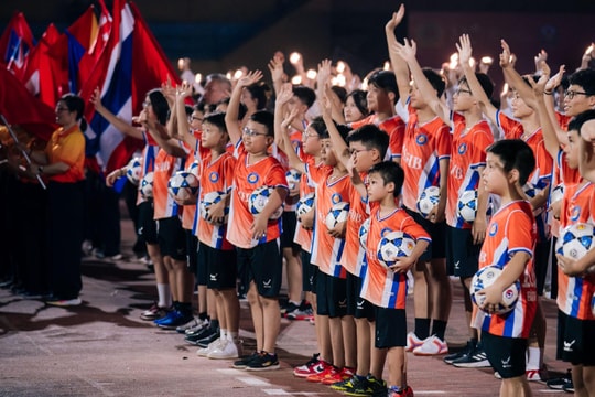 Từ những người không đứng giữa sân khấu: Câu chuyện phía sau đêm khai mạc giải bóng đá rực rỡ
