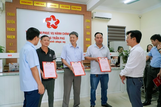 Vui mừng nhận sổ đỏ sau 7 ngày nộp hồ sơ