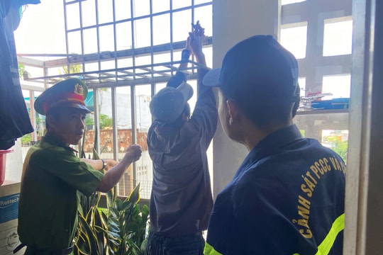 TP. Hồ Chí Minh: Phường mới ra quân vận động tháo gỡ lồng sắt tại chung cư