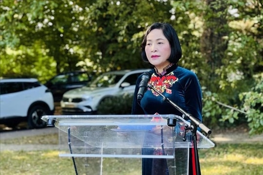 Phó Chủ tịch Quốc hội Nguyễn Thị Thanh dâng hoa tưởng niệm Chủ tịch Hồ Chí Minh tại Pháp