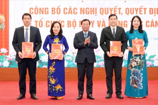 Phú Thọ: Công bố các nghị quyết, quyết định về tổ chức và công tác cán bộ các cơ quan của HĐND tỉnh