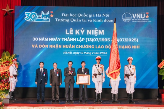 Trường Quản trị và Kinh doanh - ĐHQGHN đón nhận Huân chương Lao động hạng Nhì