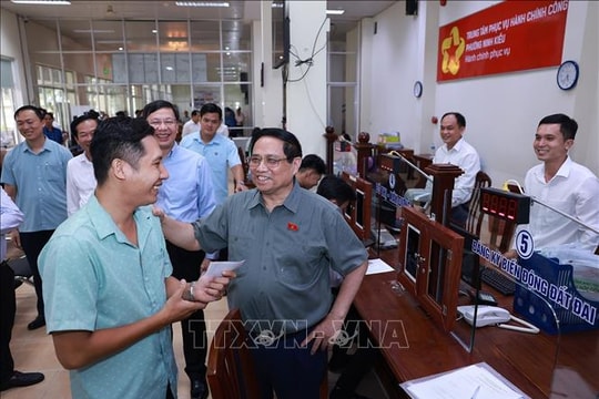 Thủ tướng Phạm Minh Chính thăm Trung tâm Phục vụ hành chính công phường Ninh Kiều