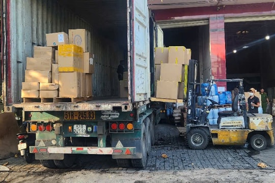 Bất ngờ kiểm tra kho hàng, Công an Đà Nẵng phát hiện hàng nghìn sản phẩm nghi nhập lậu, kém chất lượng
