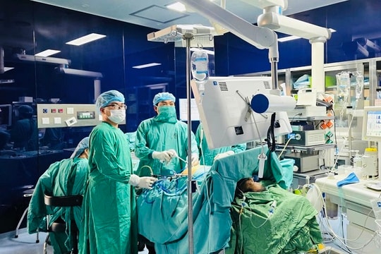 Phẫu thuật nội soi cho người bệnh 96 tuổi: Bác sĩ Việt Nam vượt qua kỷ lục thế giới ở Trung Quốc