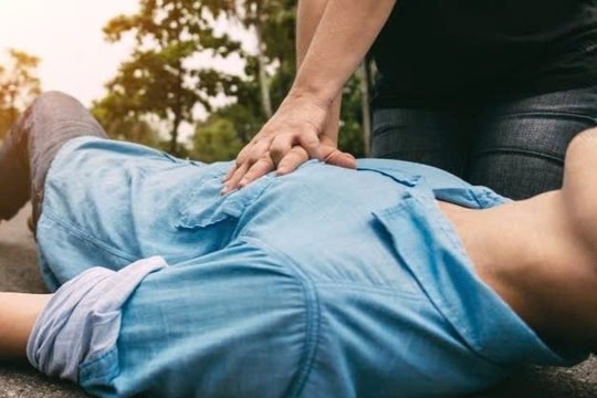 Phân biệt đột quỵ - đột tử: chuyên gia chỉ ra bí kíp cứu người