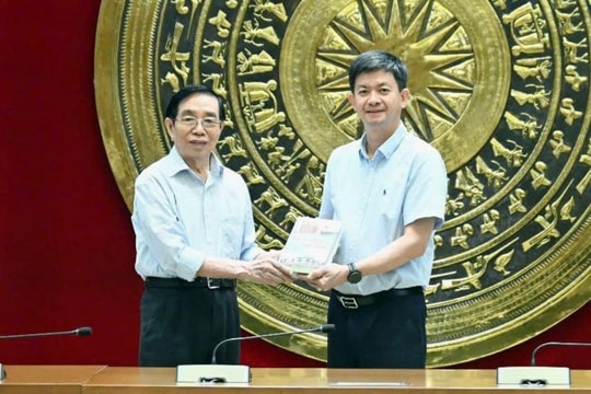 Tổng Thư ký Quốc hội, Chủ nhiệm Văn phòng Quốc hội Lê Quang Tùng làm việc với Ban chủ nhiệm Câu lạc bộ Cựu đại biểu Quốc hội