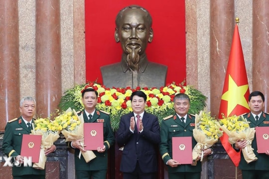 Chủ tịch nước Lương Cường trao quyết định thăng quân hàm cho sỹ quan Quân đội, Công an