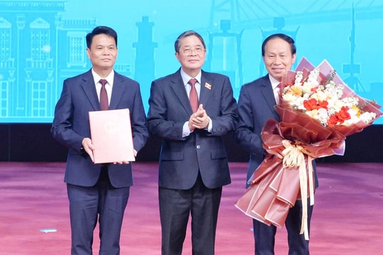 Phó Chủ tịch Quốc hội Nguyễn Đức Hải trao Nghị quyết về thí điểm một số cơ chế, chính sách đặc thù cho Thành phố Hải Phòng