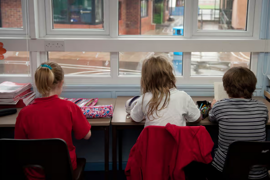 Gia tăng đình chỉ, đuổi học: Chuyện gì đang xảy ra với giáo dục Anh?