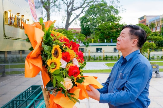 Trưởng Ban Tuyên giáo và Dân vận Trung ương Nguyễn Trọng Nghĩa dâng hương tưởng niệm Chủ tịch Hồ Chí Minh và các Anh hùng liệt sĩ