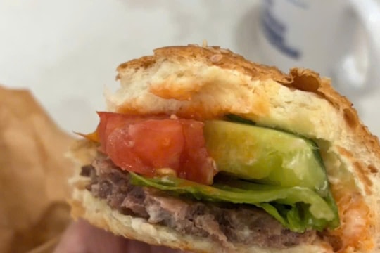 Xác minh thông tin bánh mì có “dị vật bất thường” tại Đà Nẵng