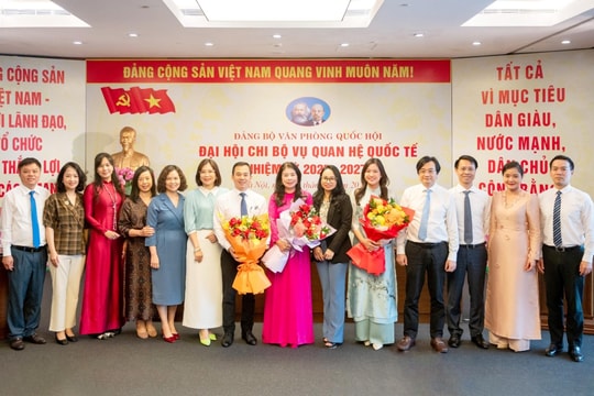 Giữ vững lập trường chính trị, kiên định về tư tưởng và trong sáng về đạo đức