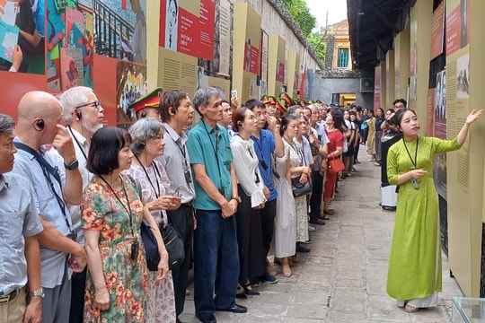 Khai mạc trưng bày chuyên đề “Bút sắc, lòng son”