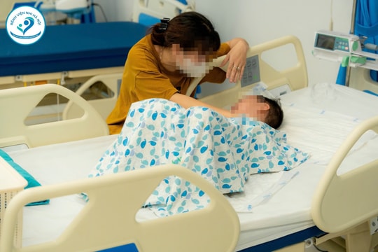 Bệnh viện Nhi Hà Nội kích hoạt quy trình “Báo động đỏ” cấp cứu 2 bé sau vụ ô tô tông liên hoàn ở Hà Nội