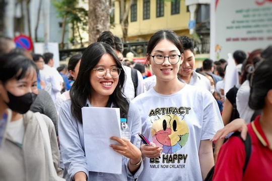 Điểm chuẩn đại học năm 2025 sẽ giảm mạnh ở tổ hợp có môn Toán, Anh