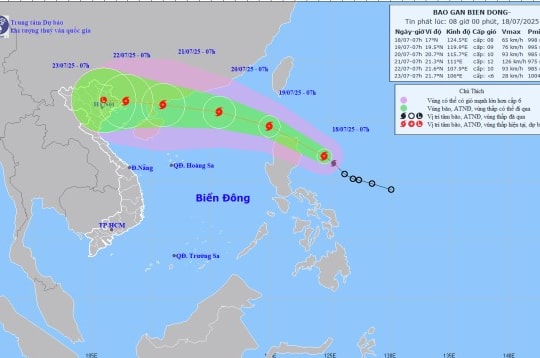 Bão Wipha giật cấp 11 tiến vào Biển Đông