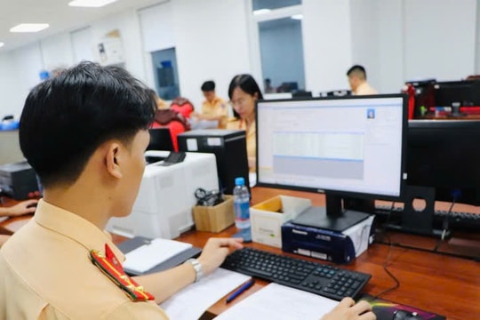 TP Hồ Chí Minh: CSGT làm việc xuyên đêm phục vụ nhu cầu cấp, đổi giấy phép lái xe